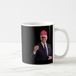 Mug Biden Porte Un Chapeau Trump 2024 