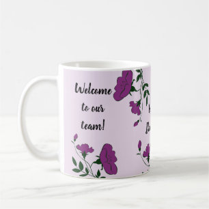 Mug Bienvenue à notre équipe Fleur violet Nouveau empl