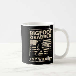 Mug Bigfoot a attrapé mon Wiener Drapeau Usa Drôle Drô