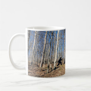 Mug Bigfoot marchant dans les bois