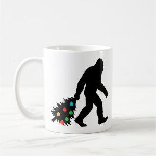Mug Bigfoot traînant un arbre de Noël