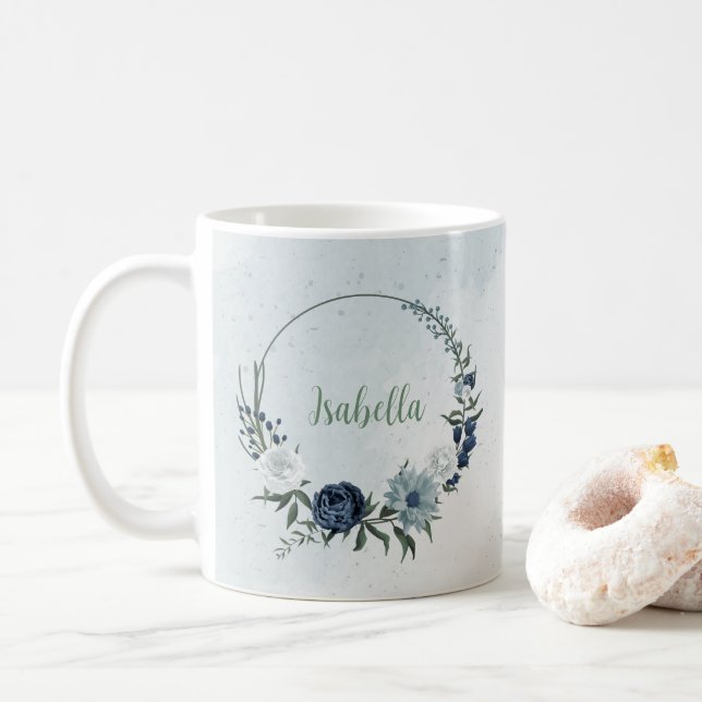 Mug blanc romantique poussiéreux & fleurs bleues marin (Avec donut)