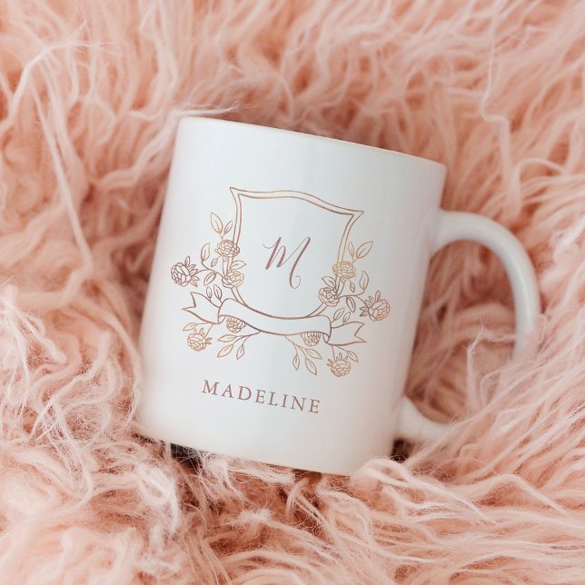 Mug Blason Floral Élégant | Monogramme Faux Or Rose (An elegant floral crest decorates this stylish mug.)