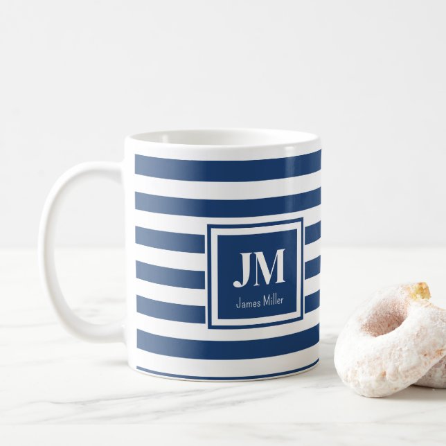 Mug Bleu et blanc Rayures nautiques Monogramme (Avec donut)