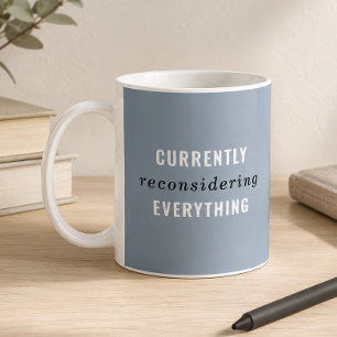Mug Bleu Poussiéreux En Train De Tout Reconsidérer