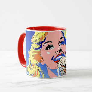 Mug Blonde Mangeant une Glace Style Pop Art Coloré des