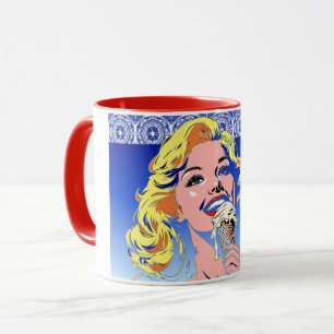 Mug Blonde Mangeant une Glace Style Pop Art Coloré des