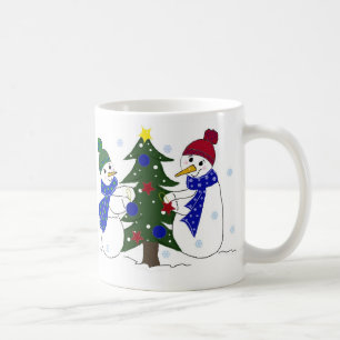 Mug Bonhommes de neige décorant un sapin de Noël