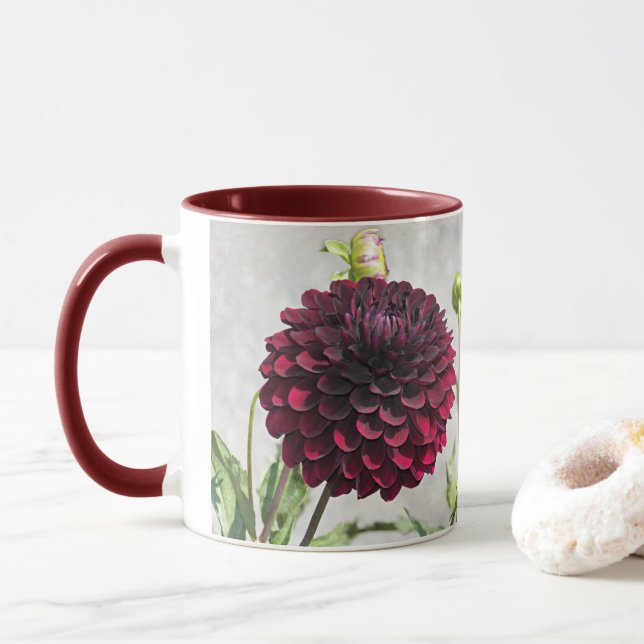 Mug Boue florale en fleur de dahlia rouge foncé (Avec donut)