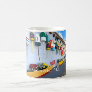 Mug Bouées de homard sur un bâtiment à Gloucester MA