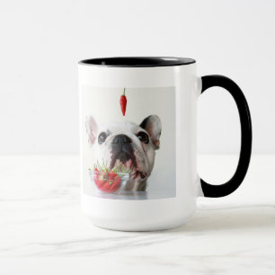 Mug Bouledogue français regardant un poivron rouge