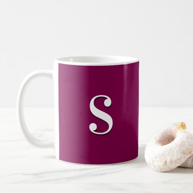 Mug Bourgogne foncée Simple Élégant Monogramme initial (Avec donut)