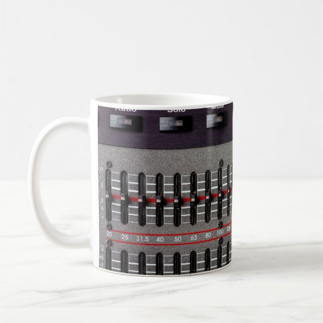 Mug Boutons sur un mixeur de son dans un studio d'enre (Gauche)