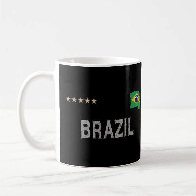 Mug Brésil : Un fan de football en maillot (Gauche)