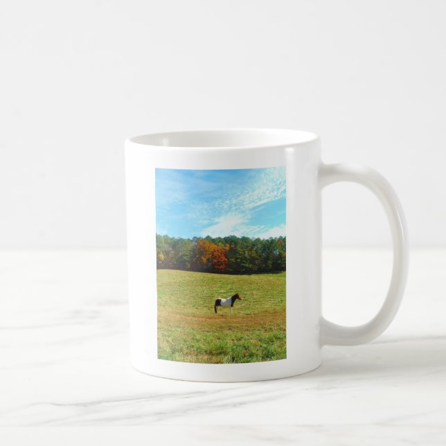 Mug Brown & cheval blanc, arbres d'automne, ciel bleu (Droite)