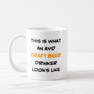 Mug buveur de bière artisanale, avide