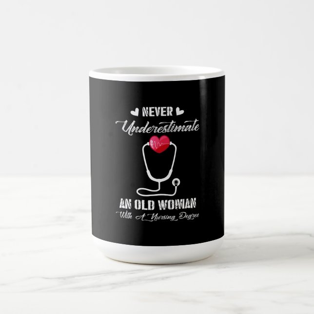 Mug Cadeau infirmière | Ne jamais sous-estimer la viei (Centre)