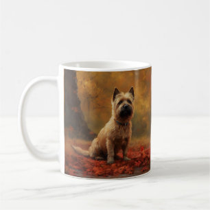 Mug Cairn Terrier dans les feuilles d'automne qui tomb