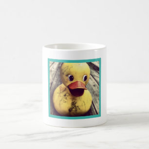 Mug Canard en caoutchouc sale assis sur un pont en boi