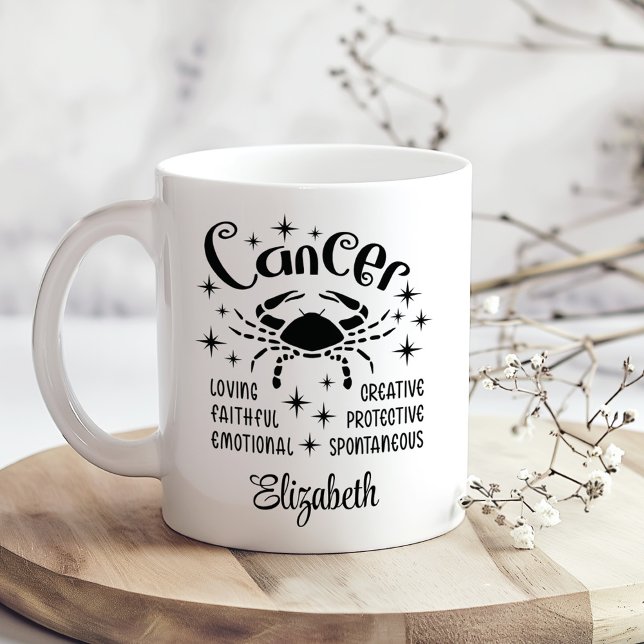 Mug Cancer Zodiac Horoscope Nom personnalisé (Cancer Zodiac Horoscope Custom Name Coffee Mug on a sunny boho wooden kitchen table.)