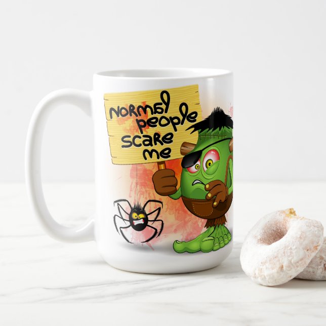 Mug Caractère Frankenstein de 'Normal People Scare Me' (Avec donut)