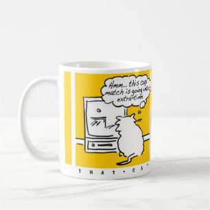 Mug Cat regarde un match de football télévisé