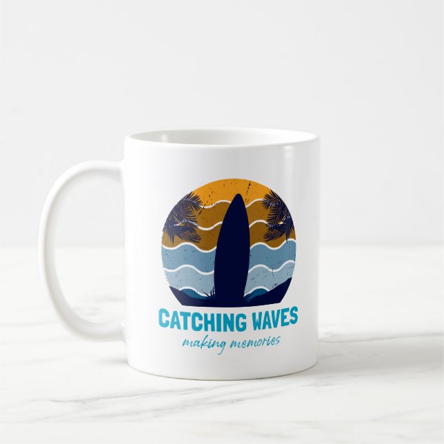Mug Catching Waves Retro Surboard Beach Art (Gauche)