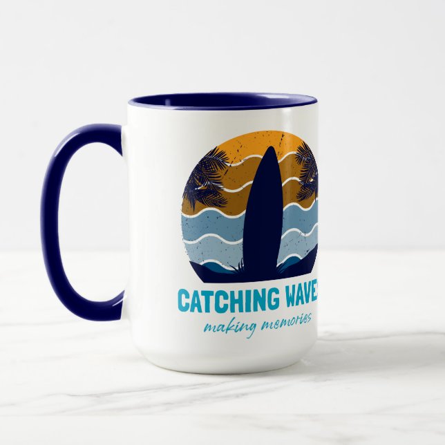 Mug Catching Waves Surboard Retro Sunset Beach (Gauche)
