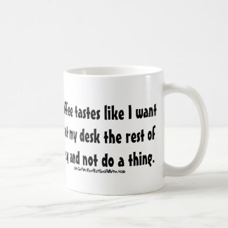 Mug Ce café goûte comme je veux m'asseoir à mon bureau