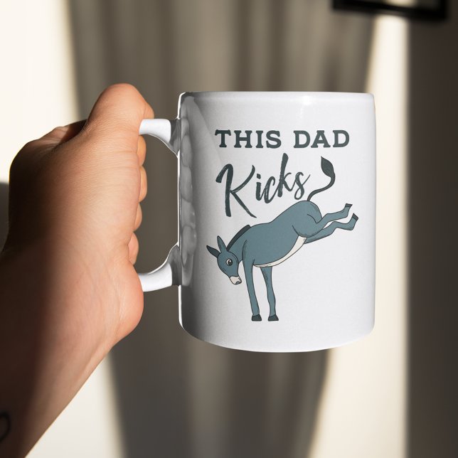 Mug Ce papa donne un coup de pied à Donkey Funky Fête  (Créateur téléchargé)