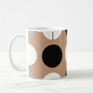 Mug Cercles noirs, blancs, arrière - plans bruns.