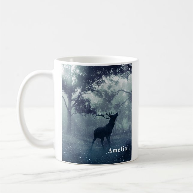 Mug Cerf avec Antlers dans une forêt ombragée (Gauche)