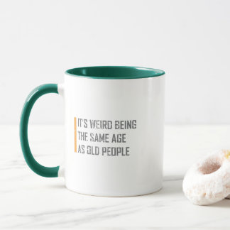 Mug C'est bizarre d'être le même âge que les personnes
