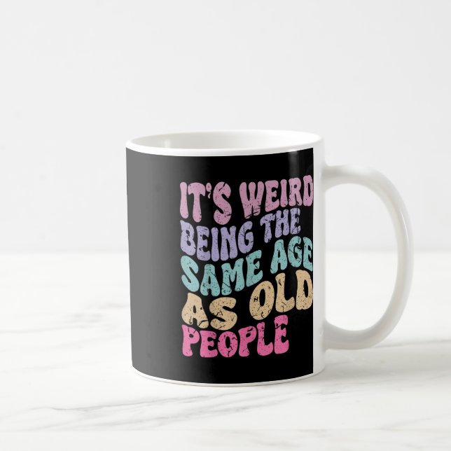 Mug C'Est Étrange D'Être Le Même Âge Que Les Personnes (Droite)