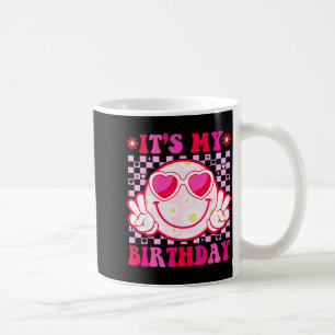 Mug C'est mon anniversaire visage souriant groovy femm