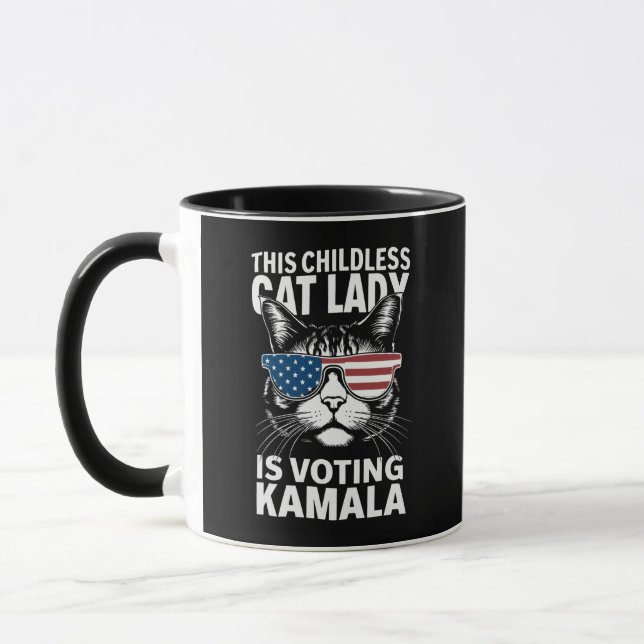Mug Cette dame aux chats sans enfants vote Kamala-Harr (Gauche)