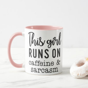 Mug Cette fille fonctionne à la caféine et au sarcasme