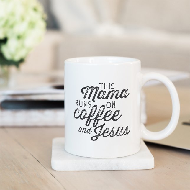 Mug Cette maman tourne sur le café et Jésus (Créateur téléchargé)