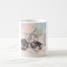 Chaleureuse chatte mère toilettant un chaton duvet