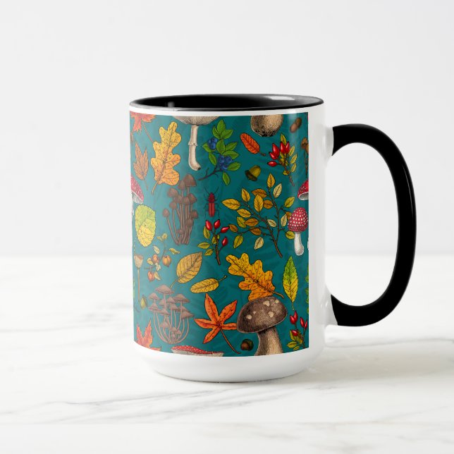 Mug Champignons d'automne, feuilles, noix et baies sur (Droite)