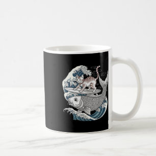 Mug Chat fantaisiste surfant sur un poisson-koi vague
