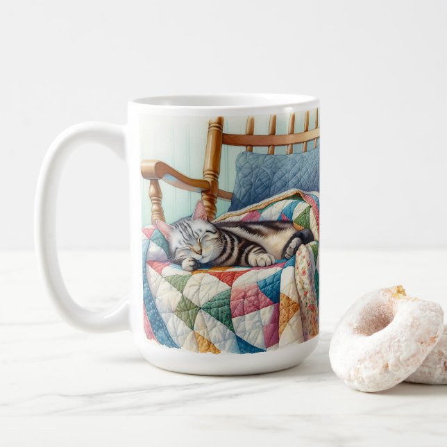 Mug Chat gris doux dormant sur une courtepointe (Avec donut)