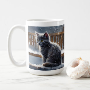 Mug Chat gris mou sur un banc dans la neige