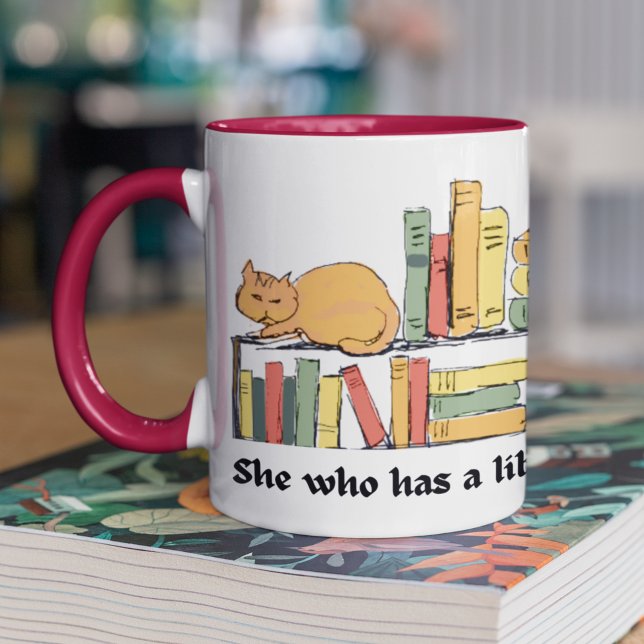 Mug Chat sur la bibliothèque manuelle de la bibliothèq (She who has a library and a cat has everything! This unique library cat art extends around the mug.
)