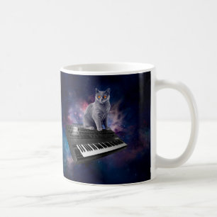 Mug Chat sur synthétiseur dans l'espace