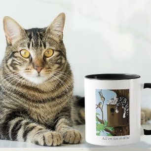 Mug Chat tigré mignon dormant dans une maison d'oiseau