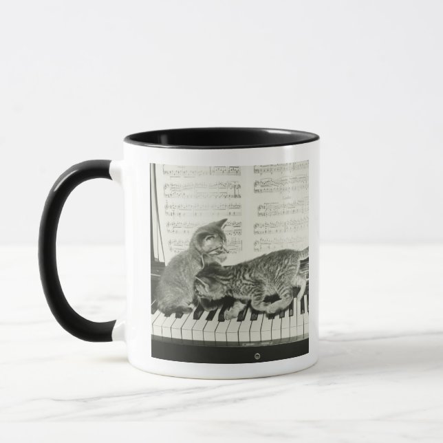Mug Chaton deux jouant sur le clavier de piano, (B&W) (Gauche)
