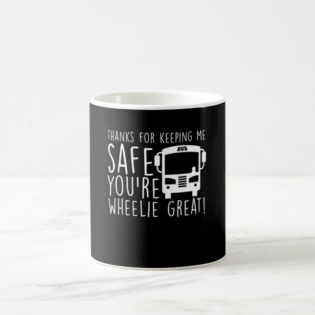 Mug Chauffeur d'autobus scolaire maintenant le Wheelie (Centre)