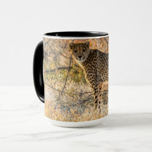 Mug Cheetah regarde autour de lui
