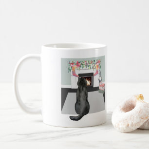 Mug Cheminée de Noël du chien du Labrador noir